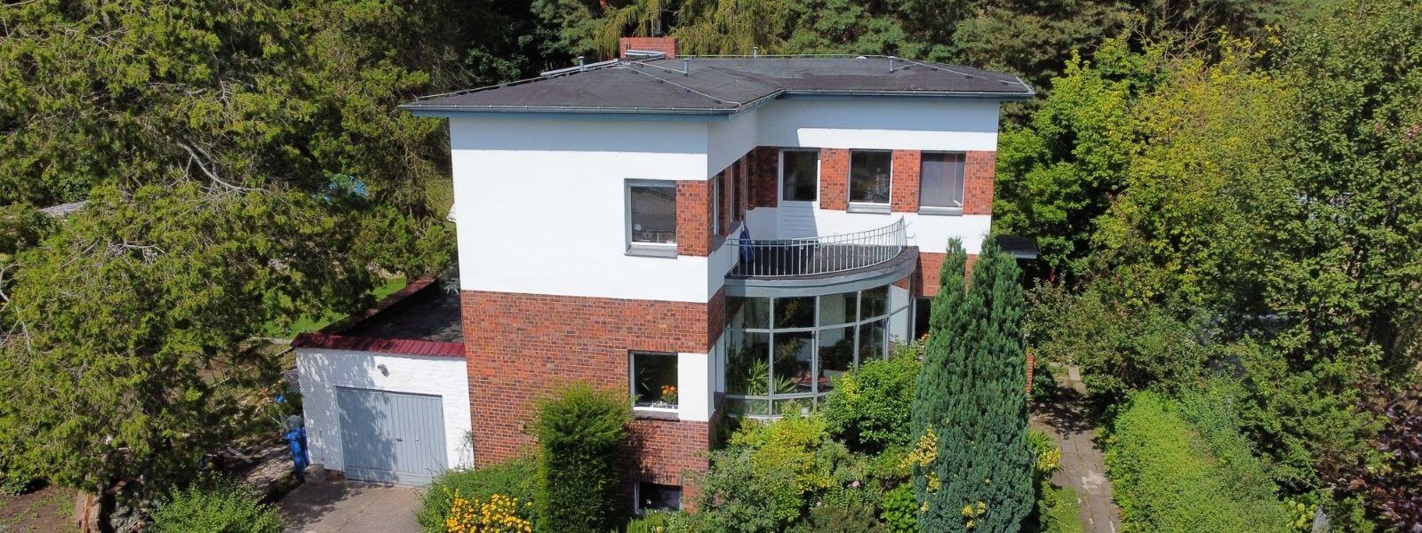 Luftaufnahme eines Einfamilienhauses in Rahnsdorf in Berlin.