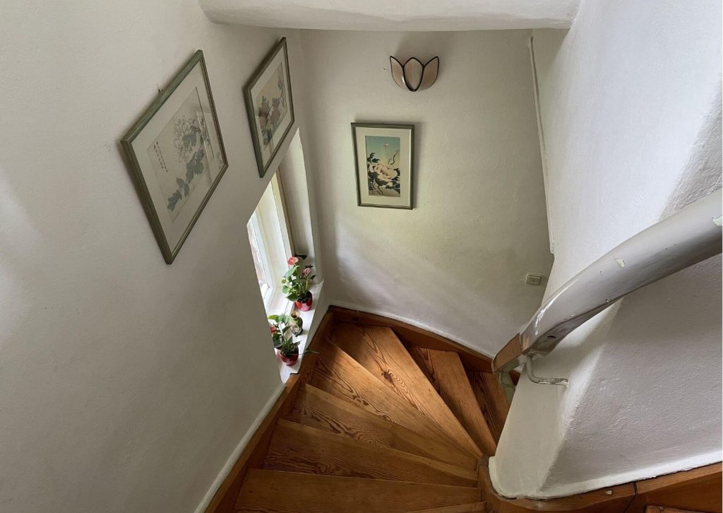 Schicke Holztreppe im Haus.