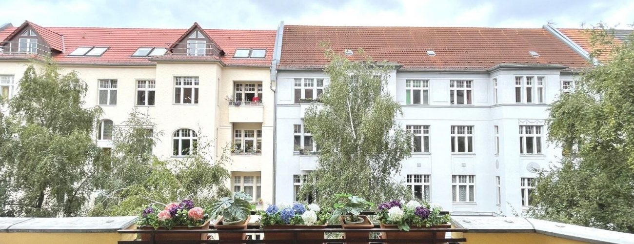 Mehrfamilienhaus von einem Balkon aus betrachtet.