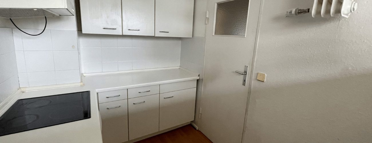 Weiße Küche in einer Wohnung.