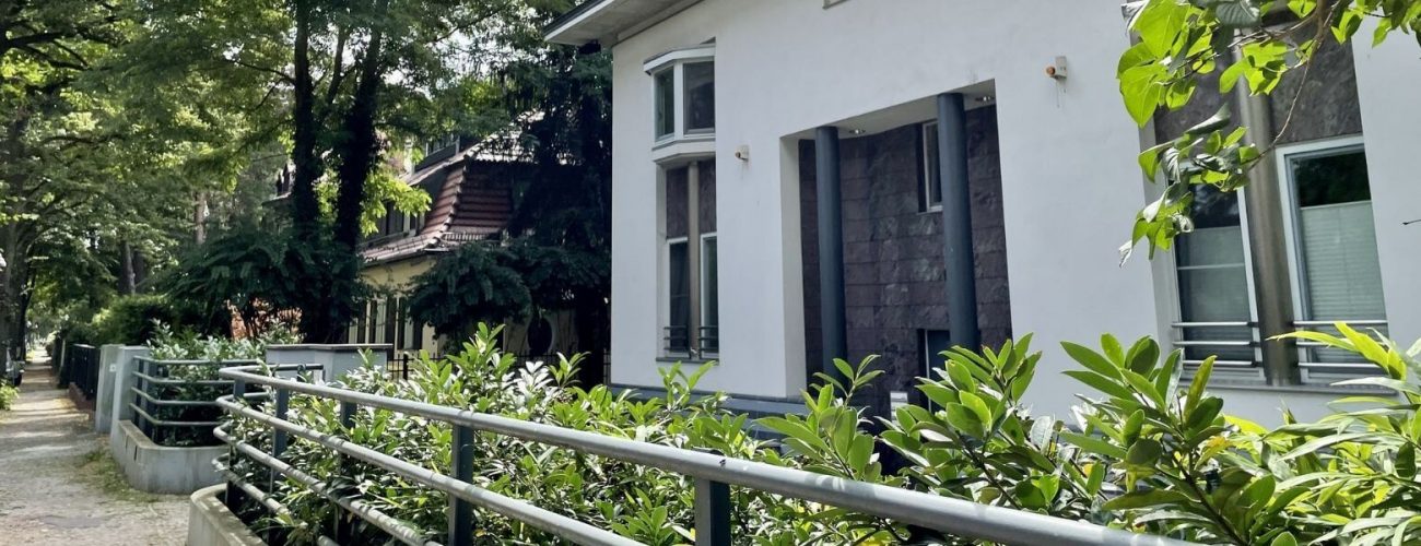 Eingangsbereich eines Mehrfamilienhauses im Grunewald Berlin.