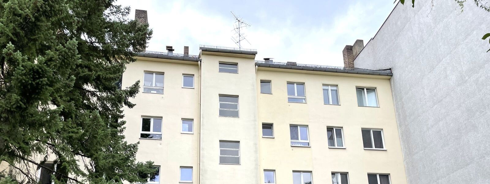 Mehrfamilienhaus mit mehreren Wohnungen in Berlin.
