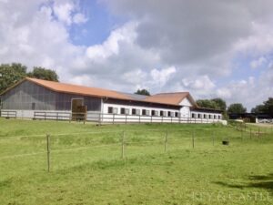Ansicht auf das Hauptstallgebäude von den Koppeln aus