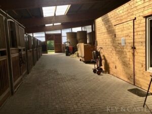 Helle und breite Stallgasse, mit Sattelkammer