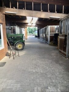 Helle und breite Stallgasse