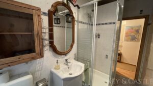 Badezimmer mit Fenster