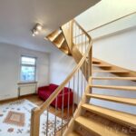 Wohnküche mit Treppenaufgang