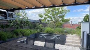 Terrasse (überdachter Essbereich) mit Brunnen