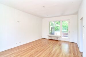 Heller Wohnbereich mit Zugang zum Westbalkon