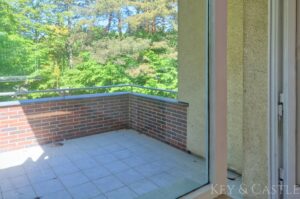 Sonniger Westbalkon mit beruhigendem Grünblick