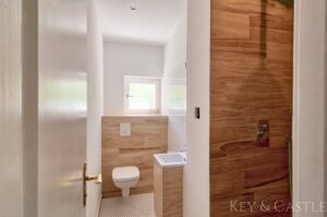 Gäste-Bad mit Walk-In Dusche und Tageslichteinfall