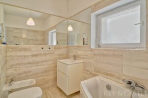 Tageslichtbad mit Wanne & Bidet