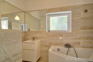 Tageslichtbad mit Wanne & Bidet