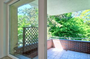 Sonniger Westbalkon mit beruhigendem Grünblick
