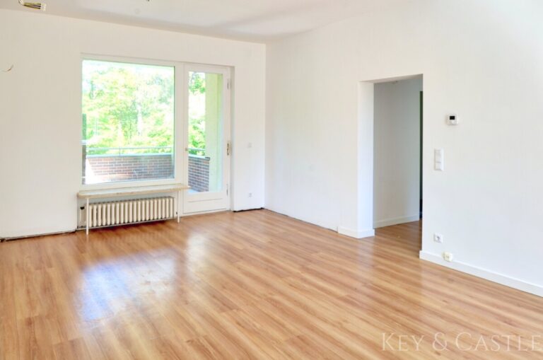 Heller Wohnbereich mit Zugang zum Westbalkon