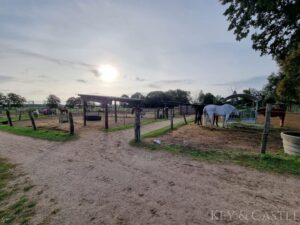 Paddocks mit Unterständen und Heuraufen inklusive