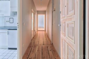 Heller Flur mit klassischen Altbaudielen