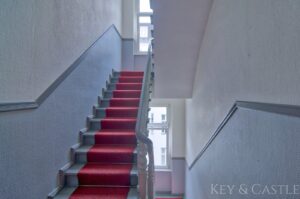 Freundlich gestalteter Aufgang im ruhigen Gartenhaus