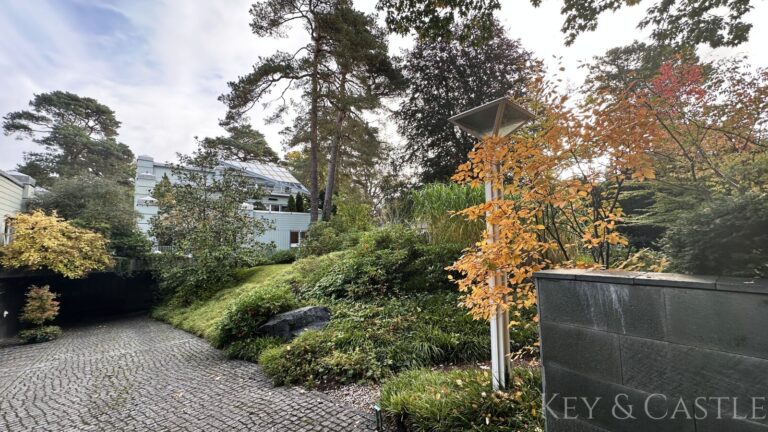 Blick von Straße aufs Haus