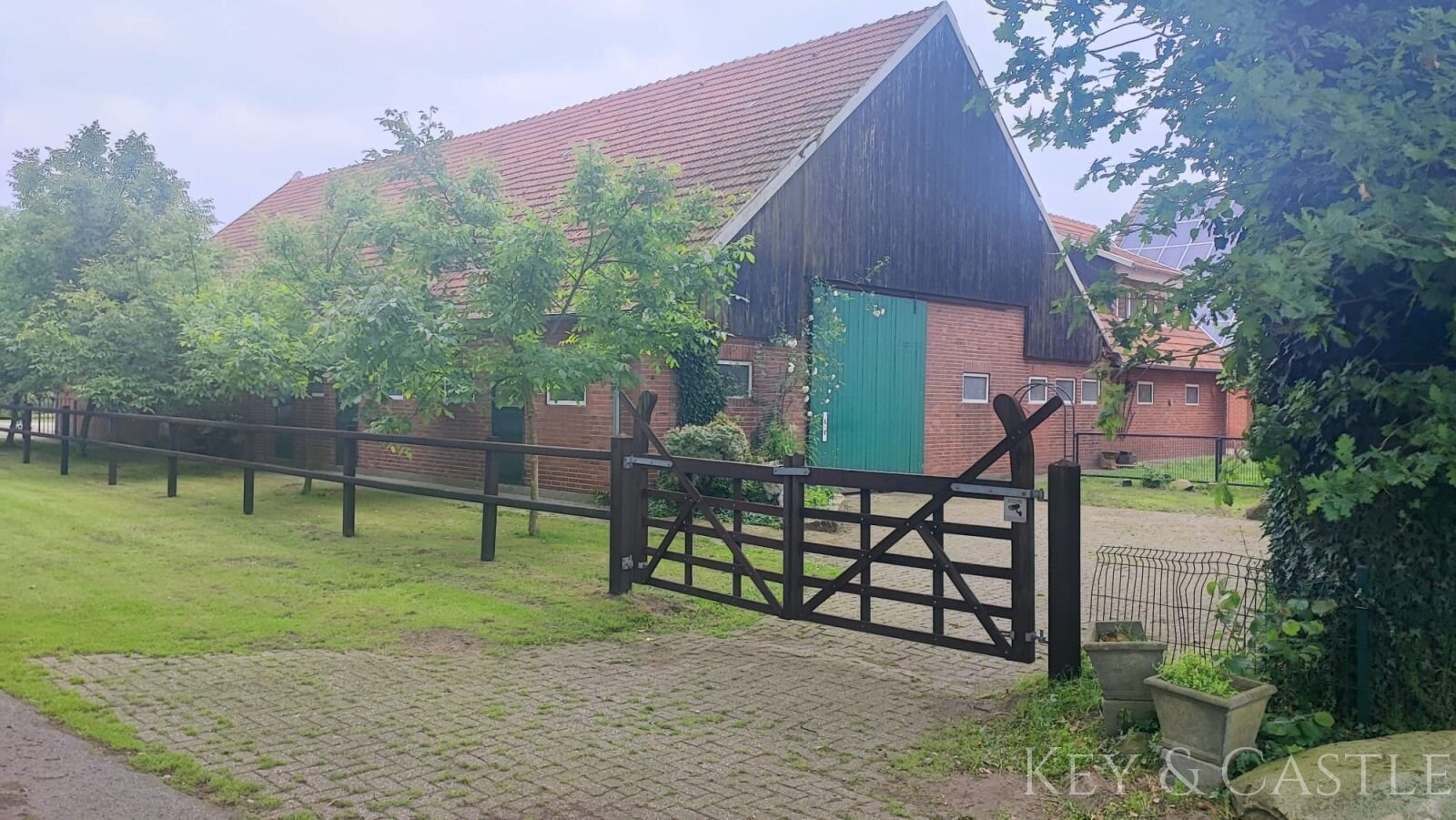 Stallgebäude, Ansicht von der Straße aus