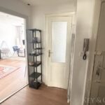 Blick vom Flur ins Wohnzimmer