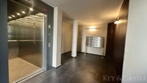 Hauseingang mit Fahrstuhl