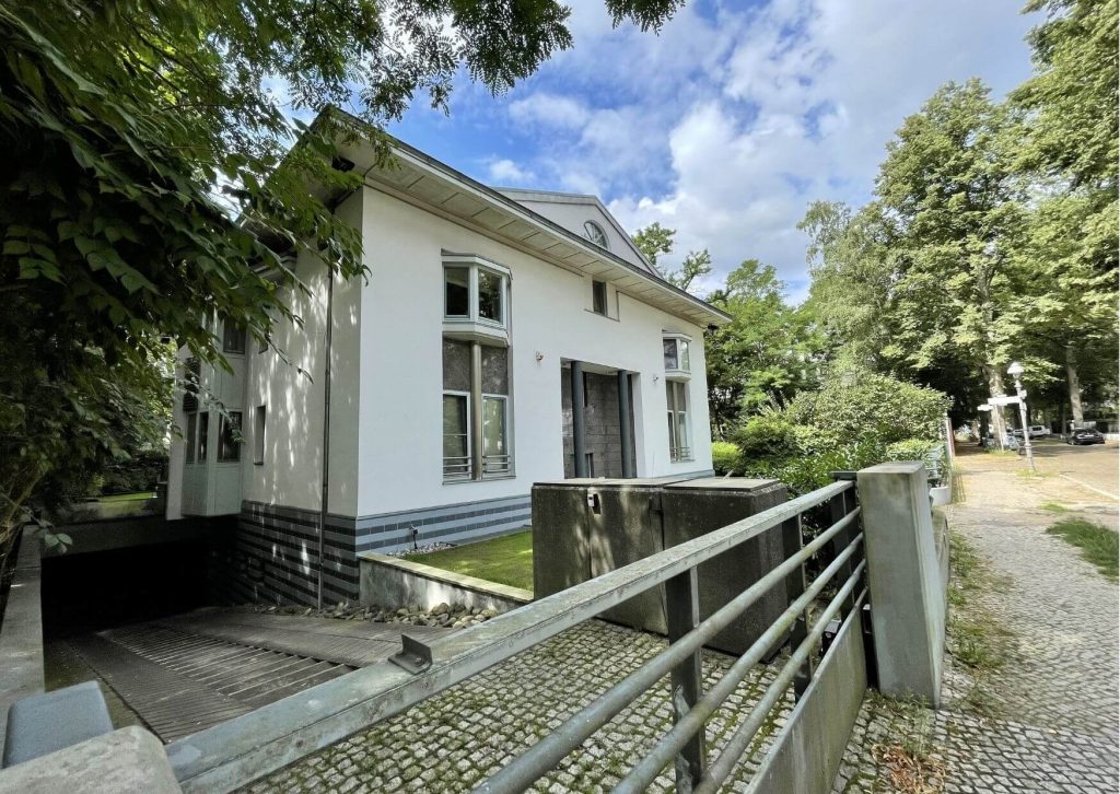 Weißes Mehrfamilienhaus im Villenviertel im Grunewald Berlin.