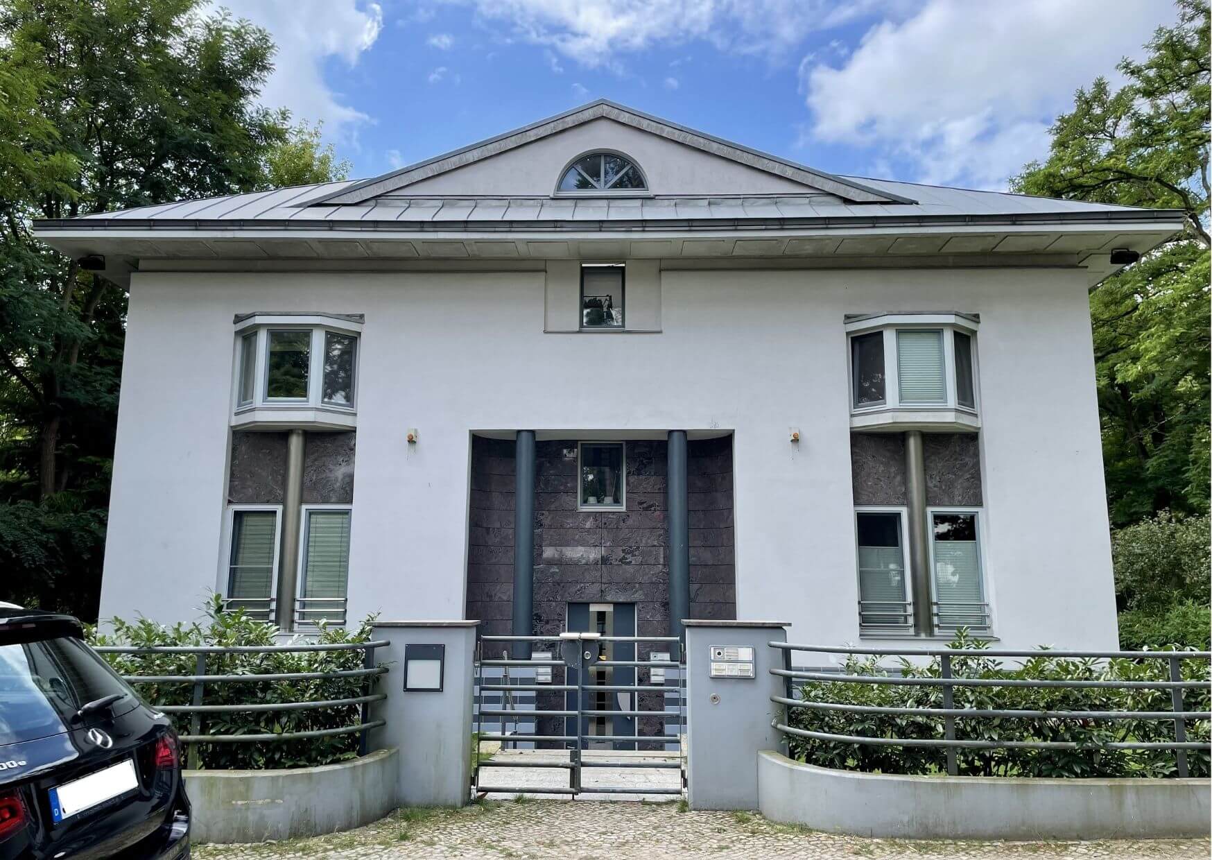 Weißes Mehrfamilienhaus kaufen im Villenviertel im Grunewald Berlin.