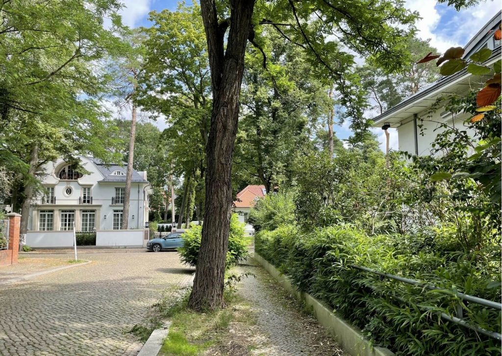 Straße im Grunewald in Berlin.