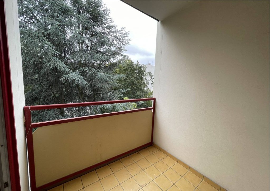 Balkon Aussicht ins Grüne.